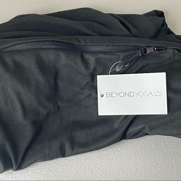 BEYOND YOGA NWT POCKET INFINITY SCARF BLACK ATHLETIC ACTIVE WINTER - Picture 9 of 11